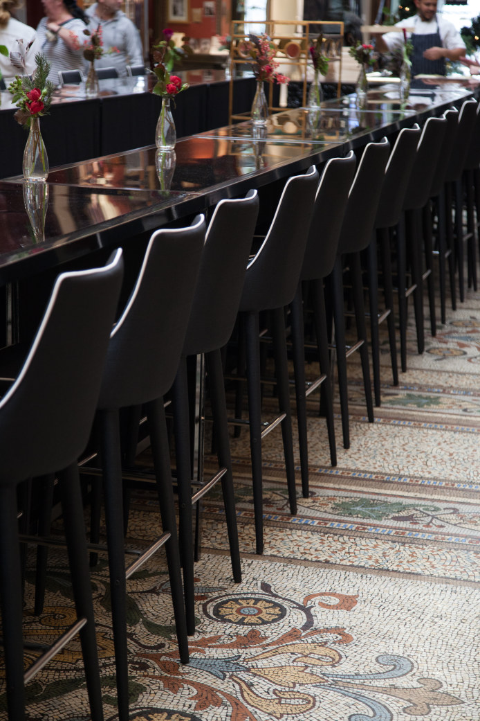 insitu-bench-bar-black