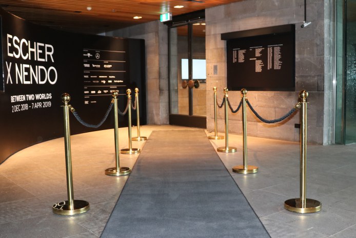 insitu-gold-stand-black-rope