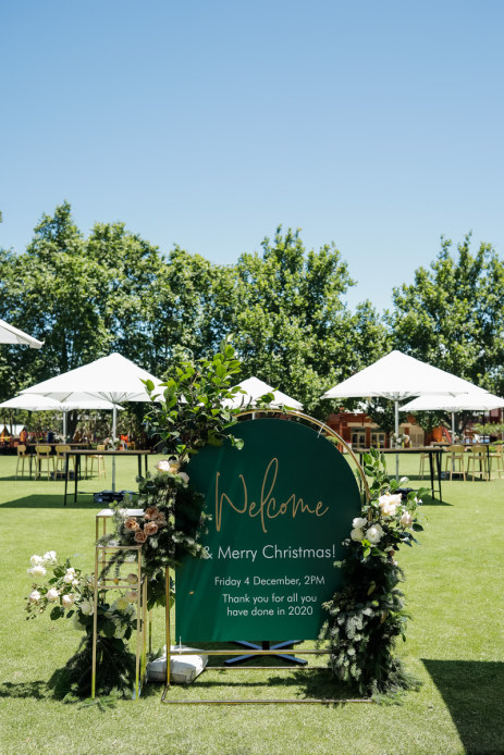 insitu-image-signage-stand-round-gold