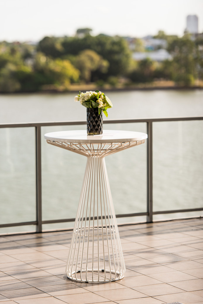 insitu-wireworx-bar-table-white