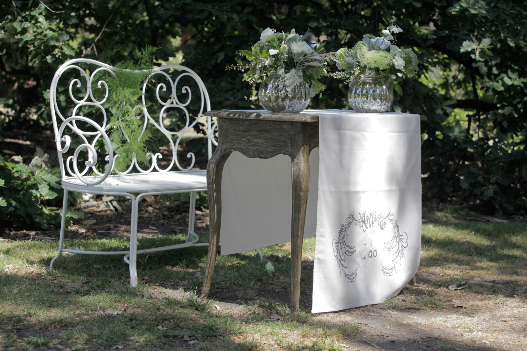 insitu-bordeaux-signing-table