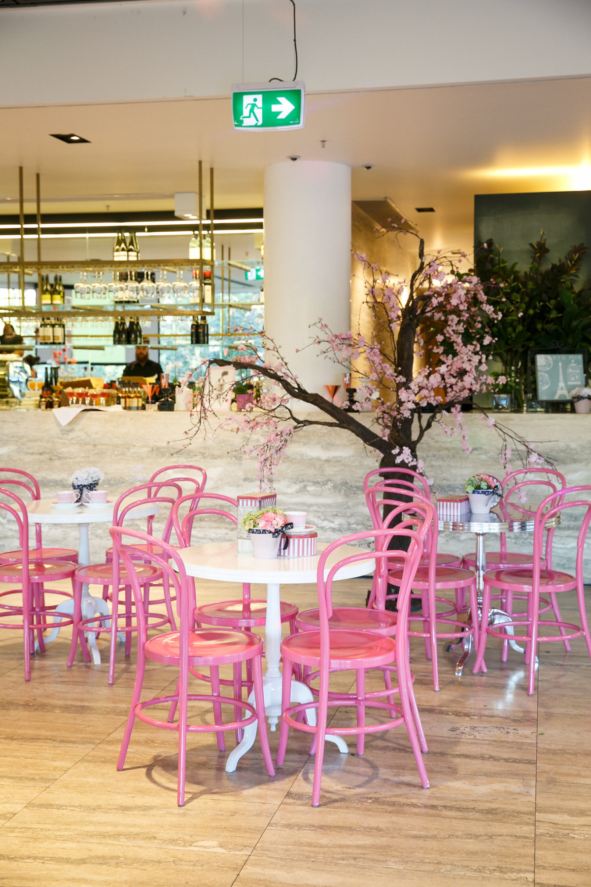 insitu-new-york-cafe-table-white-2