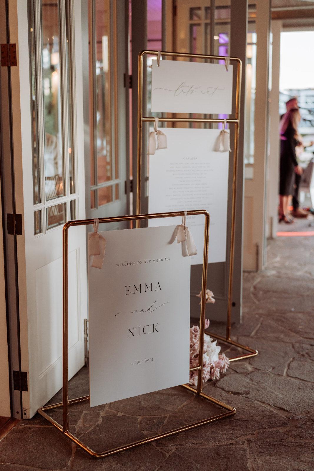 insitu-signage-stand-wide-tall-gold