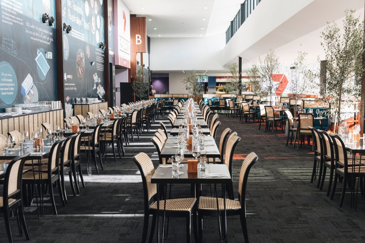 insitu-HAIRPIN-dining-blackblack-square