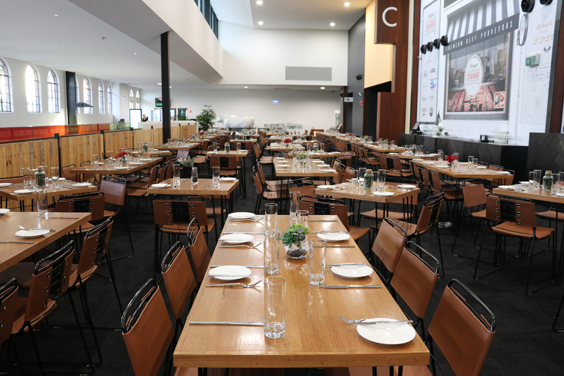 insitu-hairpin-cafe-70-teak-black