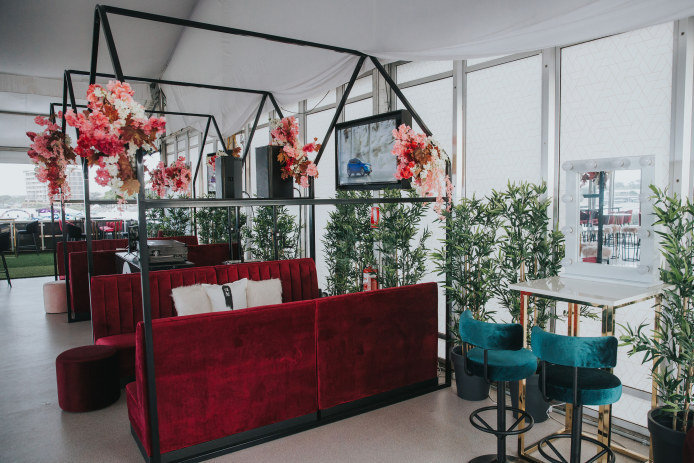 insitu-kenzo-banquet-straight-red