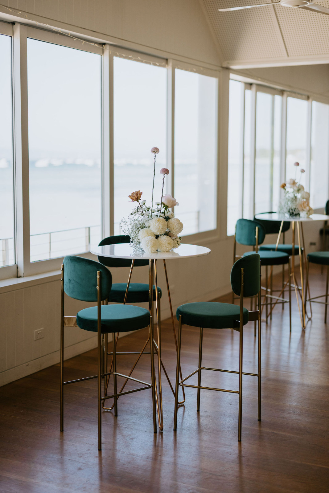 insitue-duke-bar-stool-gold-emerald