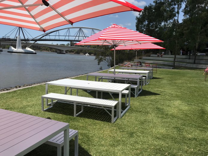 insitu-market-umbrella-red-stripe