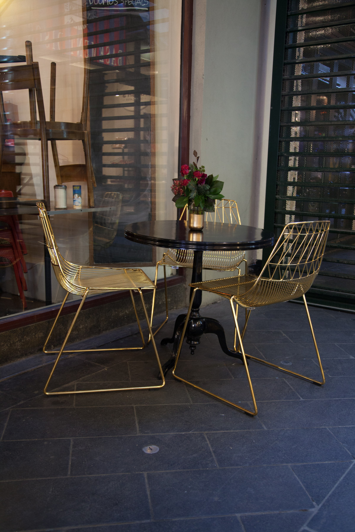 insitu-new-york-cafe-table-black