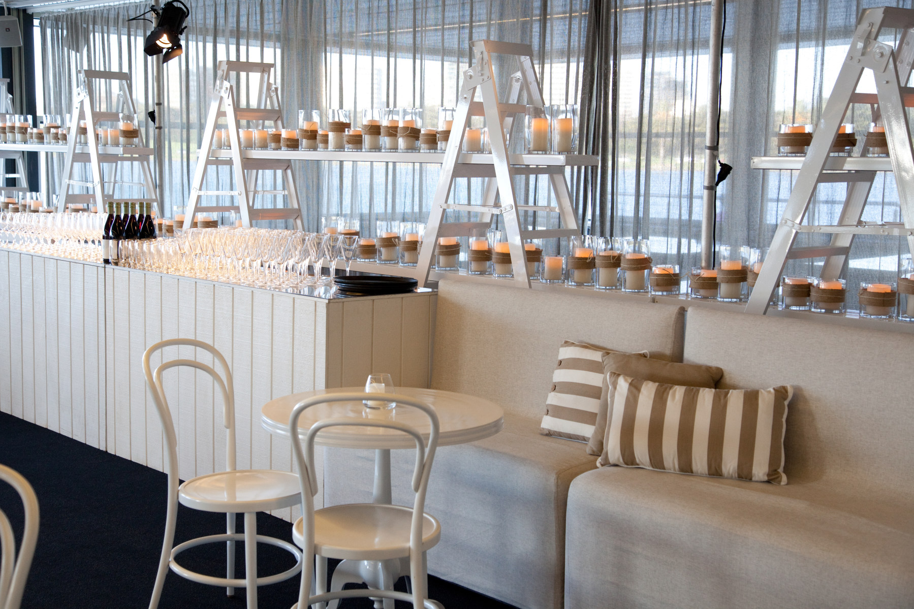 insitu-new-york-cafe-table-white