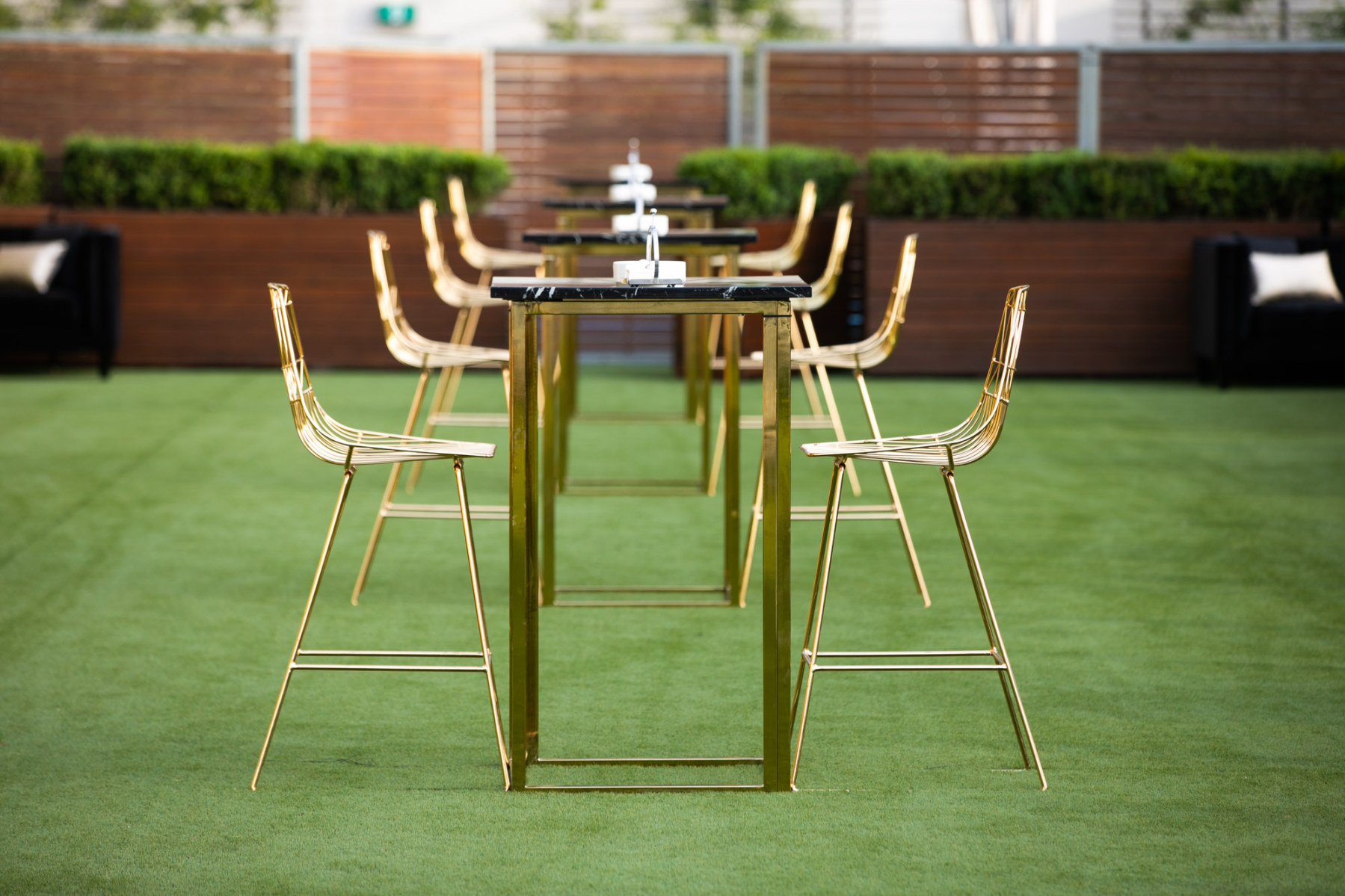 insitu-optical-bar-table-black-marble-gold-leg-0.7m