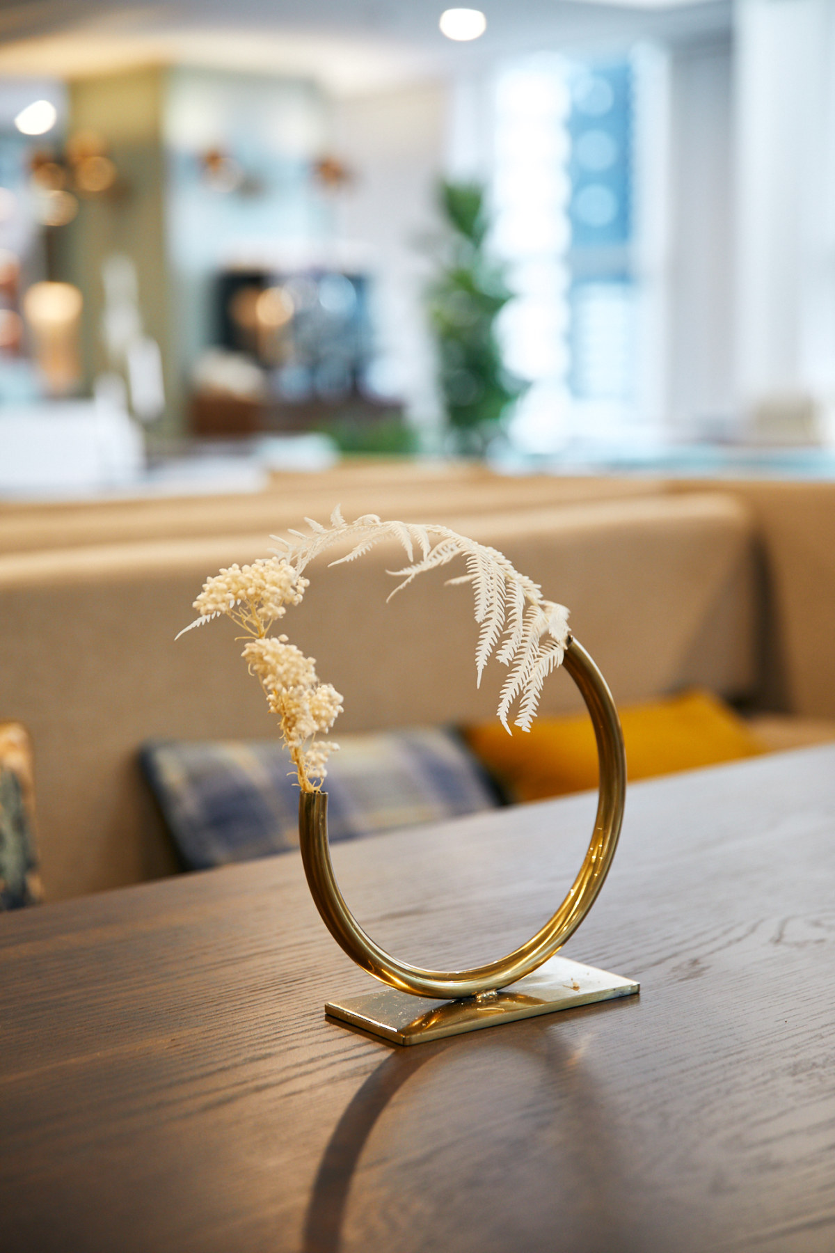 Insitu – Single Stem Vase Round Gold 2